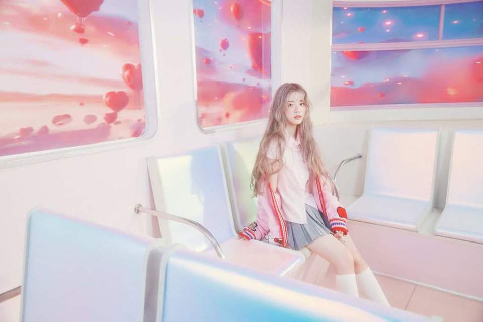 View -             Ảnh mới của Rosé BlackPink, Illit khiến khán giả Kpop mê mẩn    