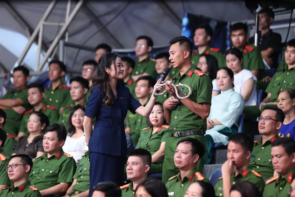             MC Phí Linh: 'Sợi dây sinh tử' và áp lực tìm thấy những điểm chạm và giá trị cốt lõi    