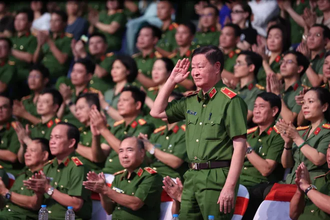             MC Phí Linh: 'Sợi dây sinh tử' và áp lực tìm thấy những điểm chạm và giá trị cốt lõi    