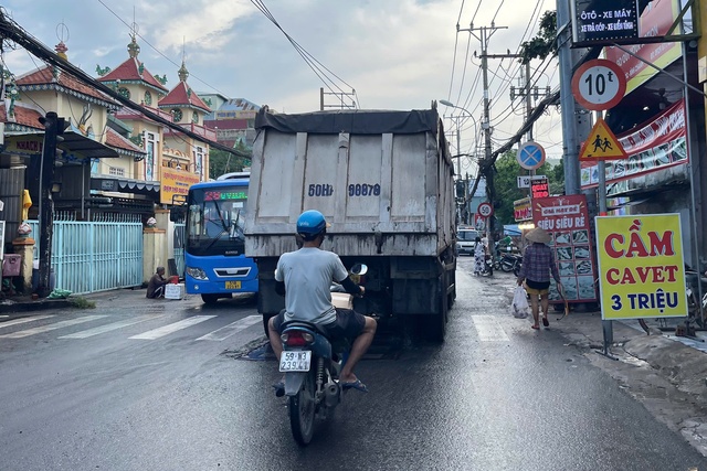 View -             Cận cảnh xe ben tải trọng lớn lưu thông váo đường cấm, giờ cấm ở TP HCM    