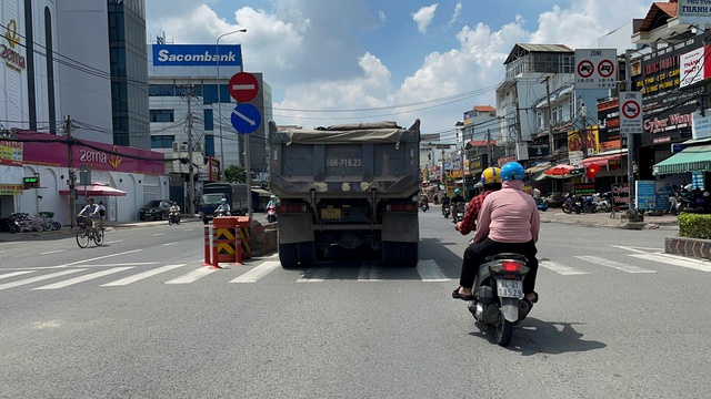             Cận cảnh xe ben tải trọng lớn lưu thông váo đường cấm, giờ cấm ở TP HCM    