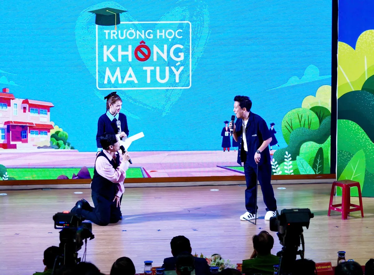             Trường Giang - Nhã Phương tung hứng trong 'Trường học không ma túy'    