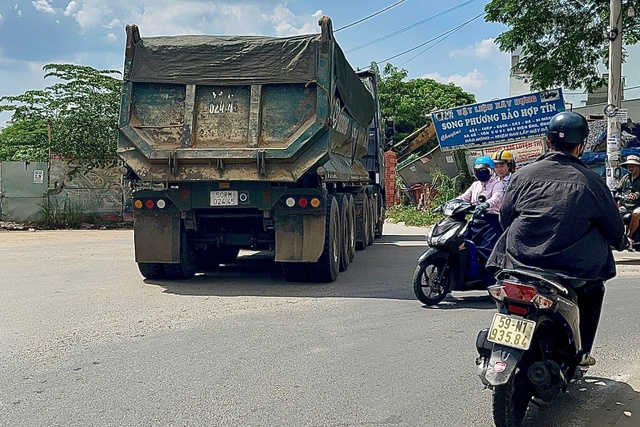             Cận cảnh xe ben tải trọng lớn lưu thông váo đường cấm, giờ cấm ở TP HCM    