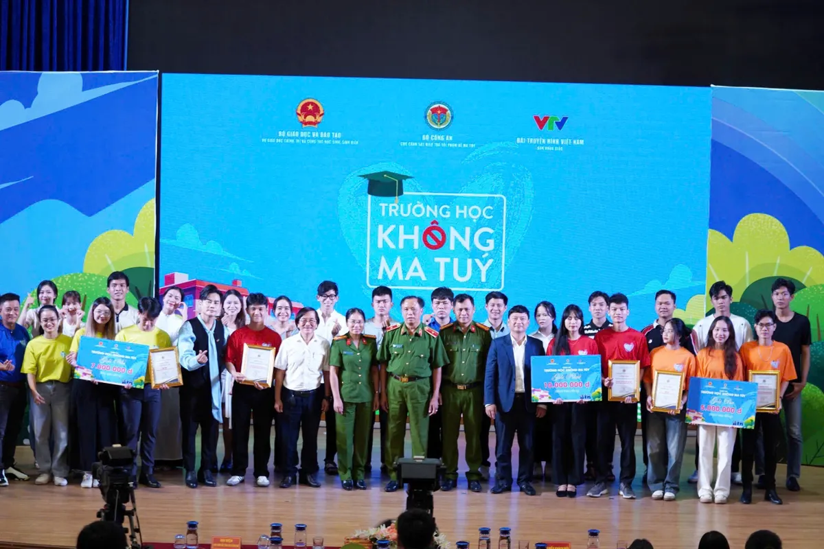 View -             Trường Giang - Nhã Phương tung hứng trong 'Trường học không ma túy'    