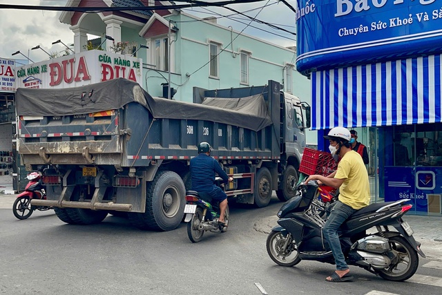 View -             Cận cảnh xe ben tải trọng lớn lưu thông váo đường cấm, giờ cấm ở TP HCM    