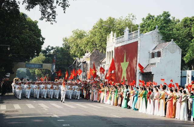 View -             Tái hiện hình ảnh 'Trùng trùng quân đi như sóng' gây xúc động    