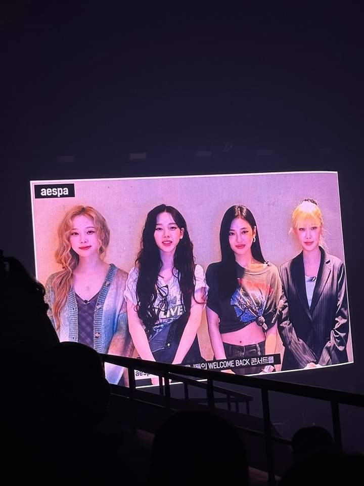 View -             Concert tái hợp của nhóm 2NE1, Jennie BlackPink khuấy động làng giải trí châu Á    