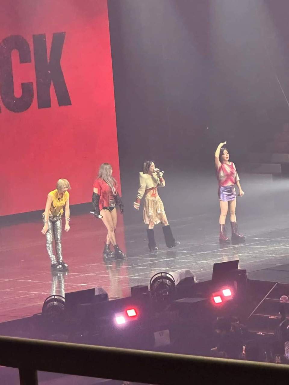 View -             Concert tái hợp của nhóm 2NE1, Jennie BlackPink khuấy động làng giải trí châu Á    