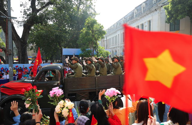 View -             Tái hiện hình ảnh 'Trùng trùng quân đi như sóng' gây xúc động    