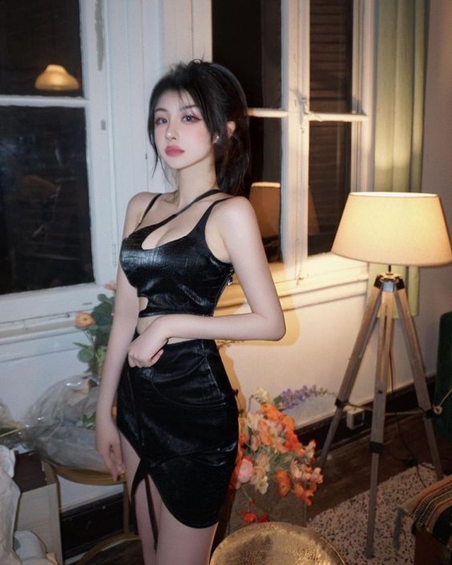 View -             Hot girl mình dây, diện váy ngắn cũn khoe đôi chân dài nuột nà    