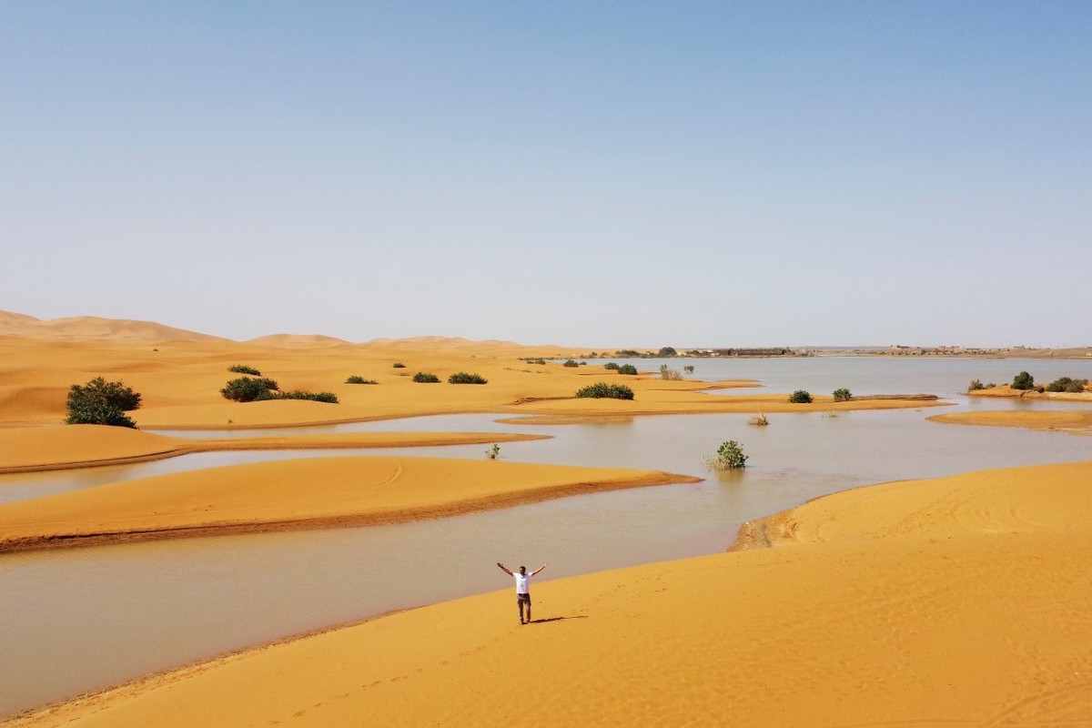 View -             Cảnh kinh ngạc sau trận mưa hiếm thấy ở sa mạc Sahara    