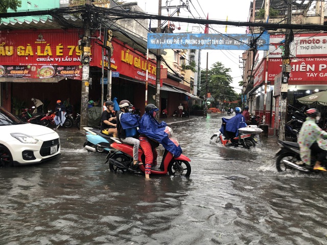             Chiều 9-10, TP HCM tiếp tục có mưa lớn kèm giông chớp, sấm sét.    