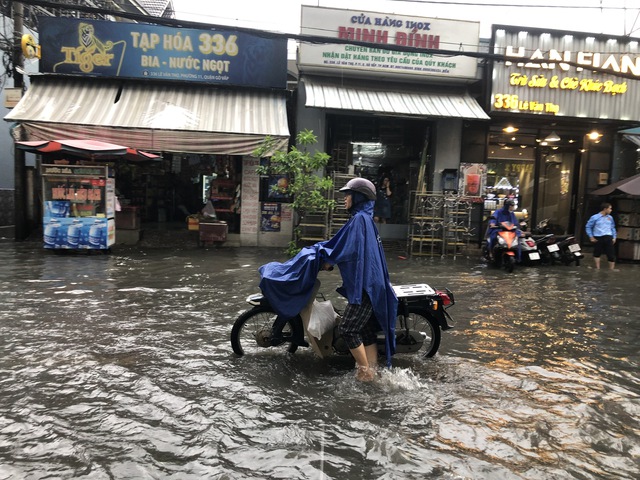 View -             Chiều 9-10, TP HCM tiếp tục có mưa lớn kèm giông chớp, sấm sét.    