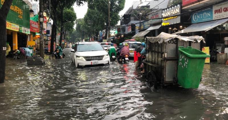 View -             Chiều 9-10, TP HCM tiếp tục có mưa lớn kèm giông chớp, sấm sét.    