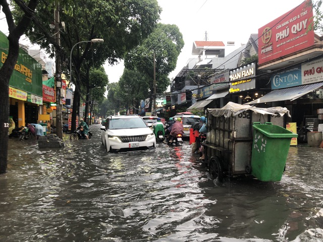 View -             Chiều 9-10, TP HCM tiếp tục có mưa lớn kèm giông chớp, sấm sét.    