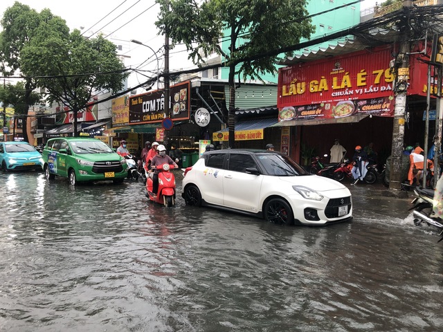 View -             Chiều 9-10, TP HCM tiếp tục có mưa lớn kèm giông chớp, sấm sét.    