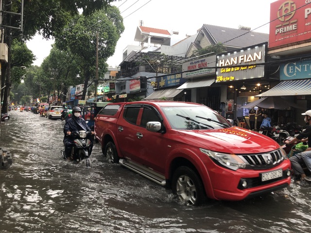 View -             Chiều 9-10, TP HCM tiếp tục có mưa lớn kèm giông chớp, sấm sét.    