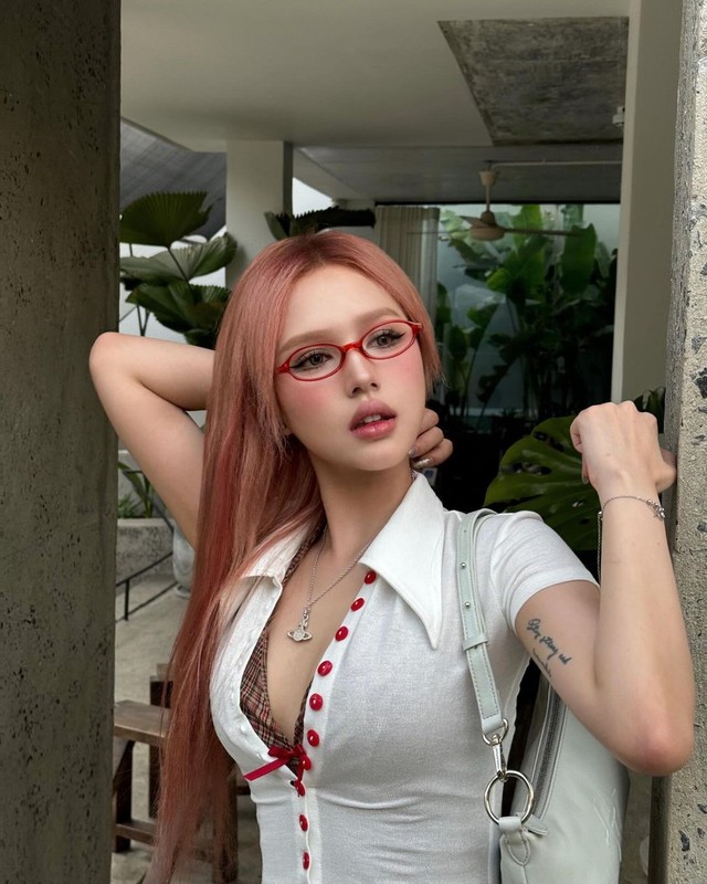 View -             Xu hướng mang kính 'phong cách thư ký' được các hot girl mê mẩn    