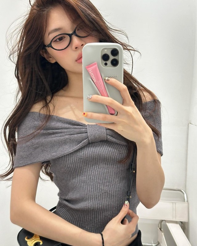 View -             Xu hướng mang kính 'phong cách thư ký' được các hot girl mê mẩn    