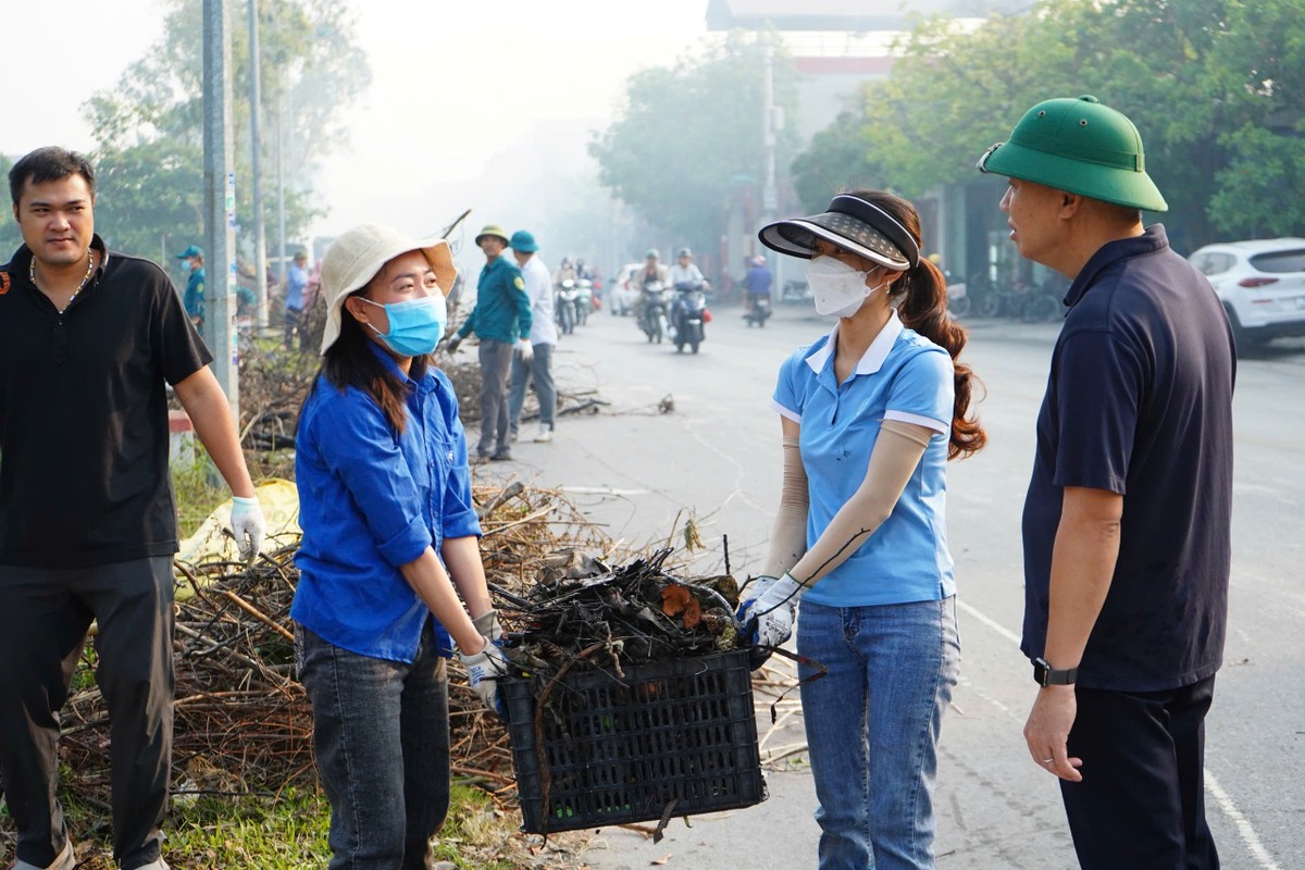 View -             Bí thư, Chủ tịch TP Hải Dương xắn tay cùng người dân dọn rác    