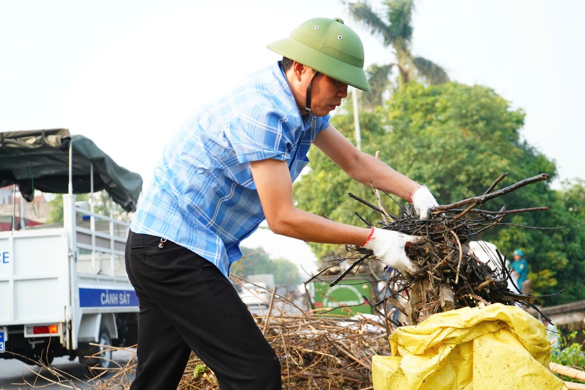 View -             Bí thư, Chủ tịch TP Hải Dương xắn tay cùng người dân dọn rác    