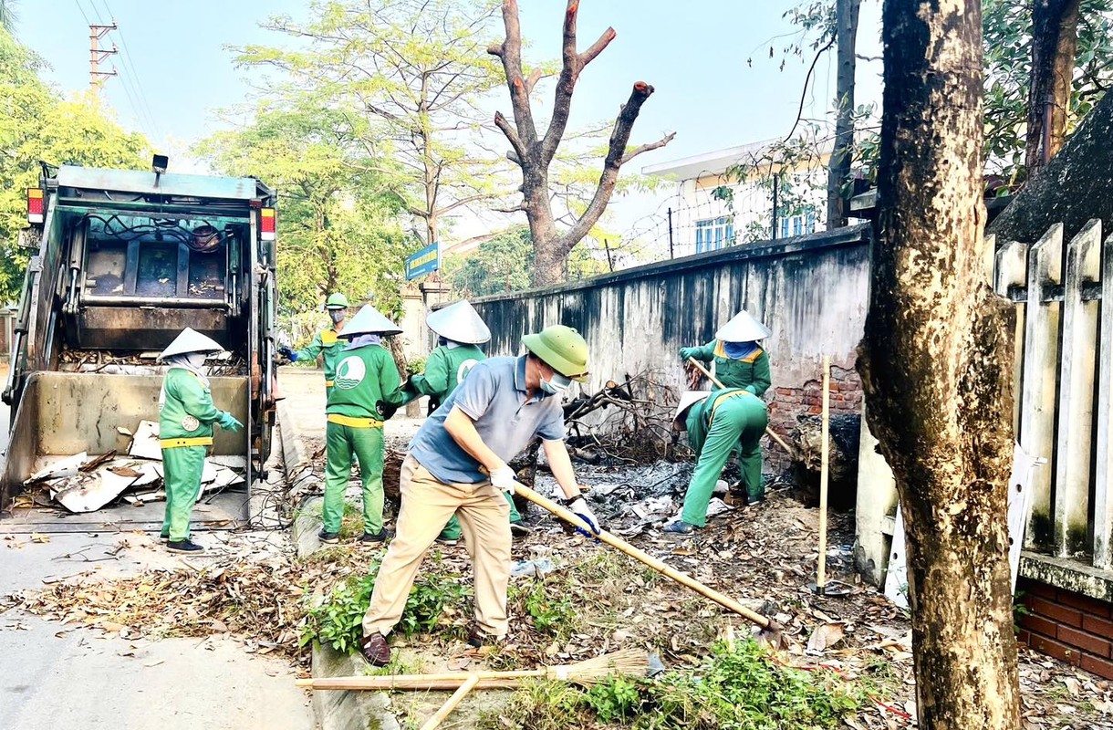 View -             Bí thư, Chủ tịch TP Hải Dương xắn tay cùng người dân dọn rác    