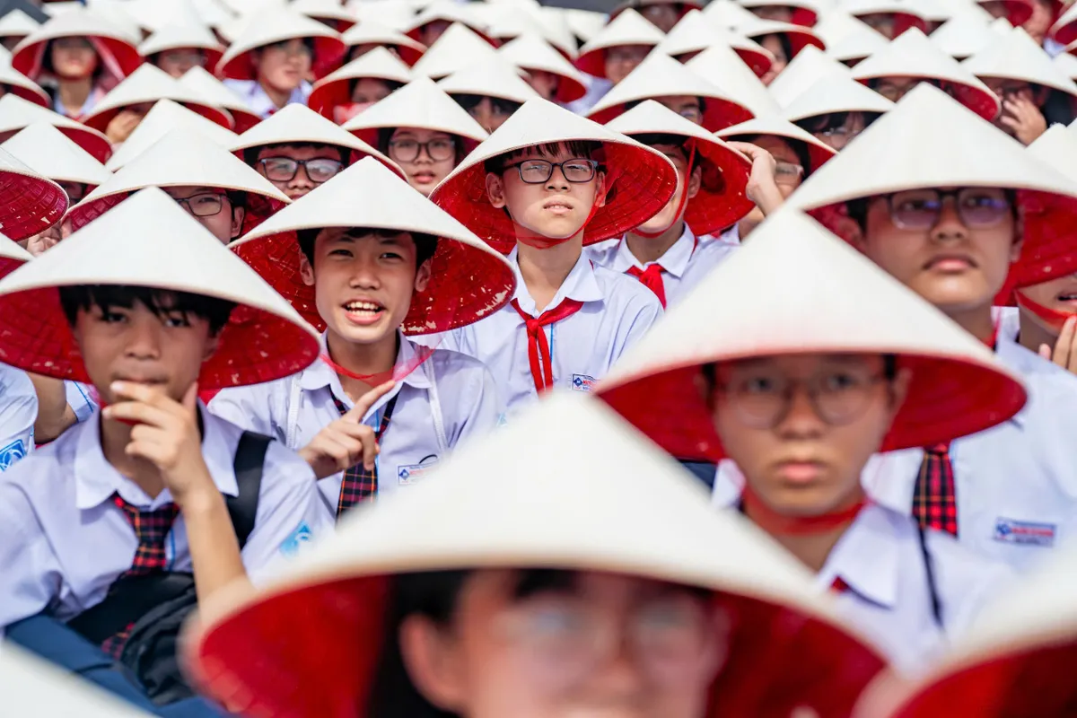 View -             Khung cảnh hoàng tráng điểm cầu Chung kết Đường lên đỉnh Olympia tại Huế    