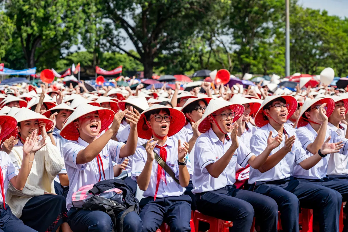             Khung cảnh hoàng tráng điểm cầu Chung kết Đường lên đỉnh Olympia tại Huế    