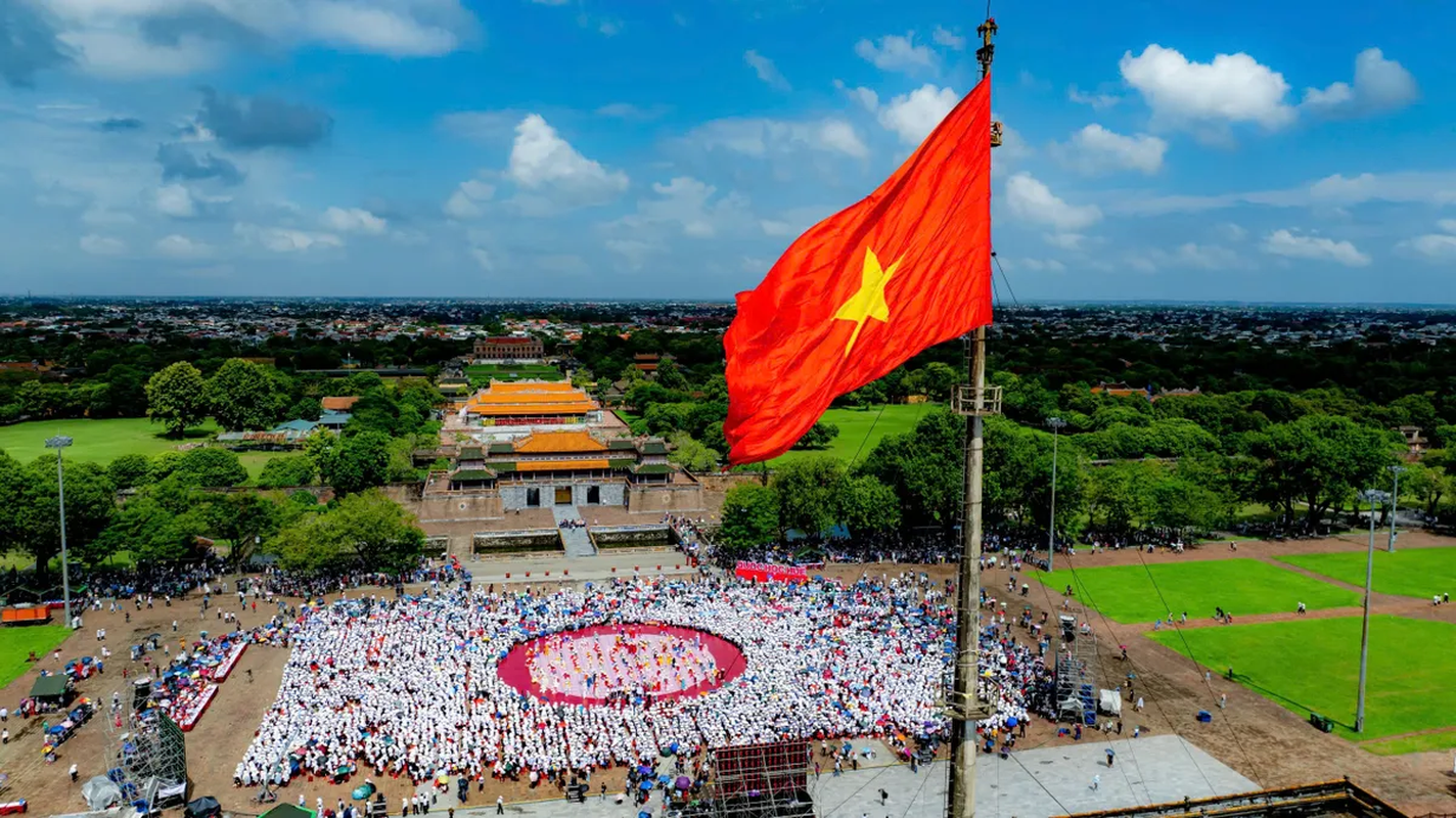 View -             Khung cảnh hoàng tráng điểm cầu Chung kết Đường lên đỉnh Olympia tại Huế    