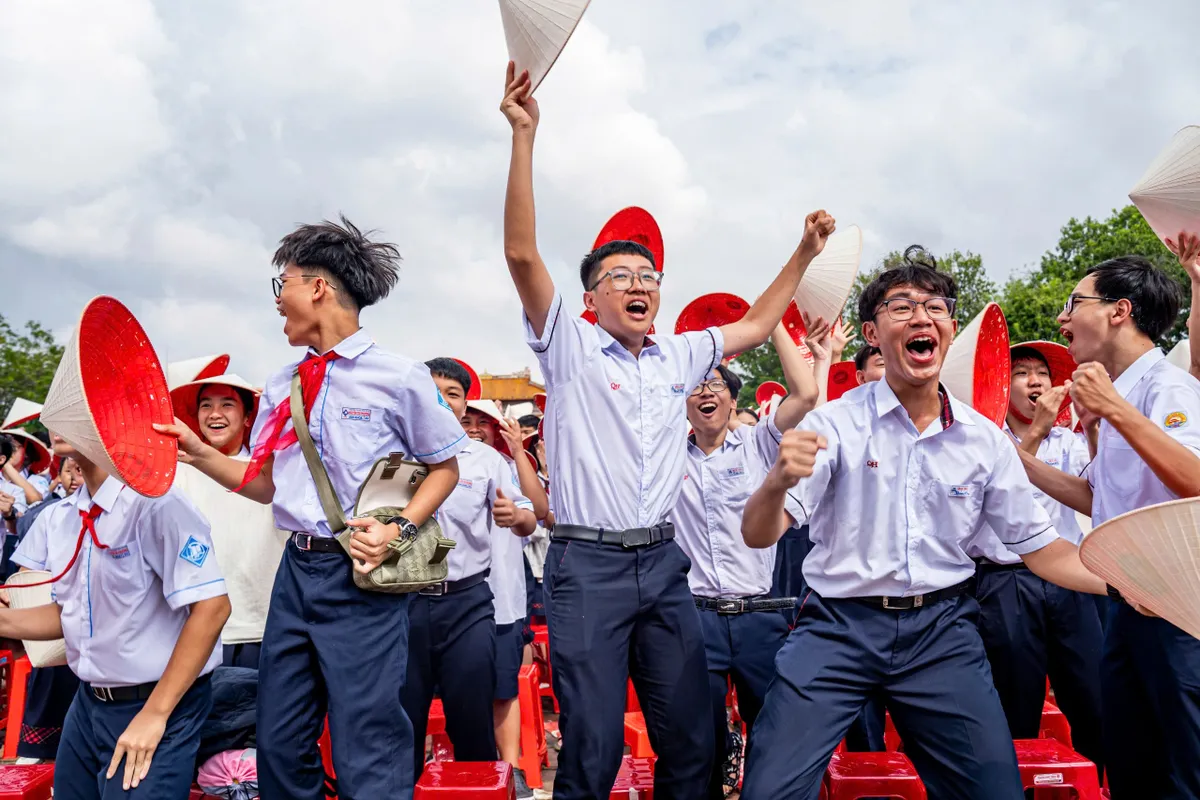 View -             Khung cảnh hoàng tráng điểm cầu Chung kết Đường lên đỉnh Olympia tại Huế    