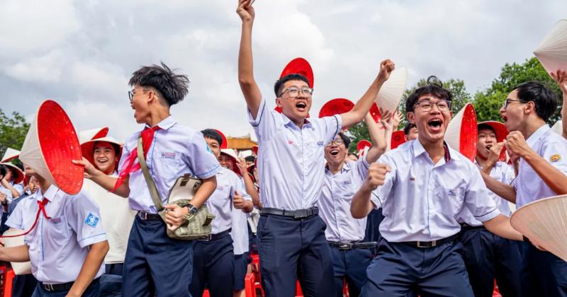 View -             Khung cảnh hoàng tráng điểm cầu Chung kết Đường lên đỉnh Olympia tại Huế    