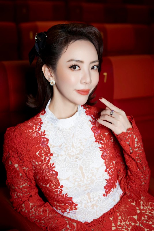 View -             Thanh Hằng dạo phố Thượng Hải, DJ Mie xinh đẹp    