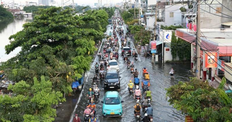 View -             TP HCM: Triều cường dâng cao khiến đường sá ngập sâu, người dân vất vả đi lại    