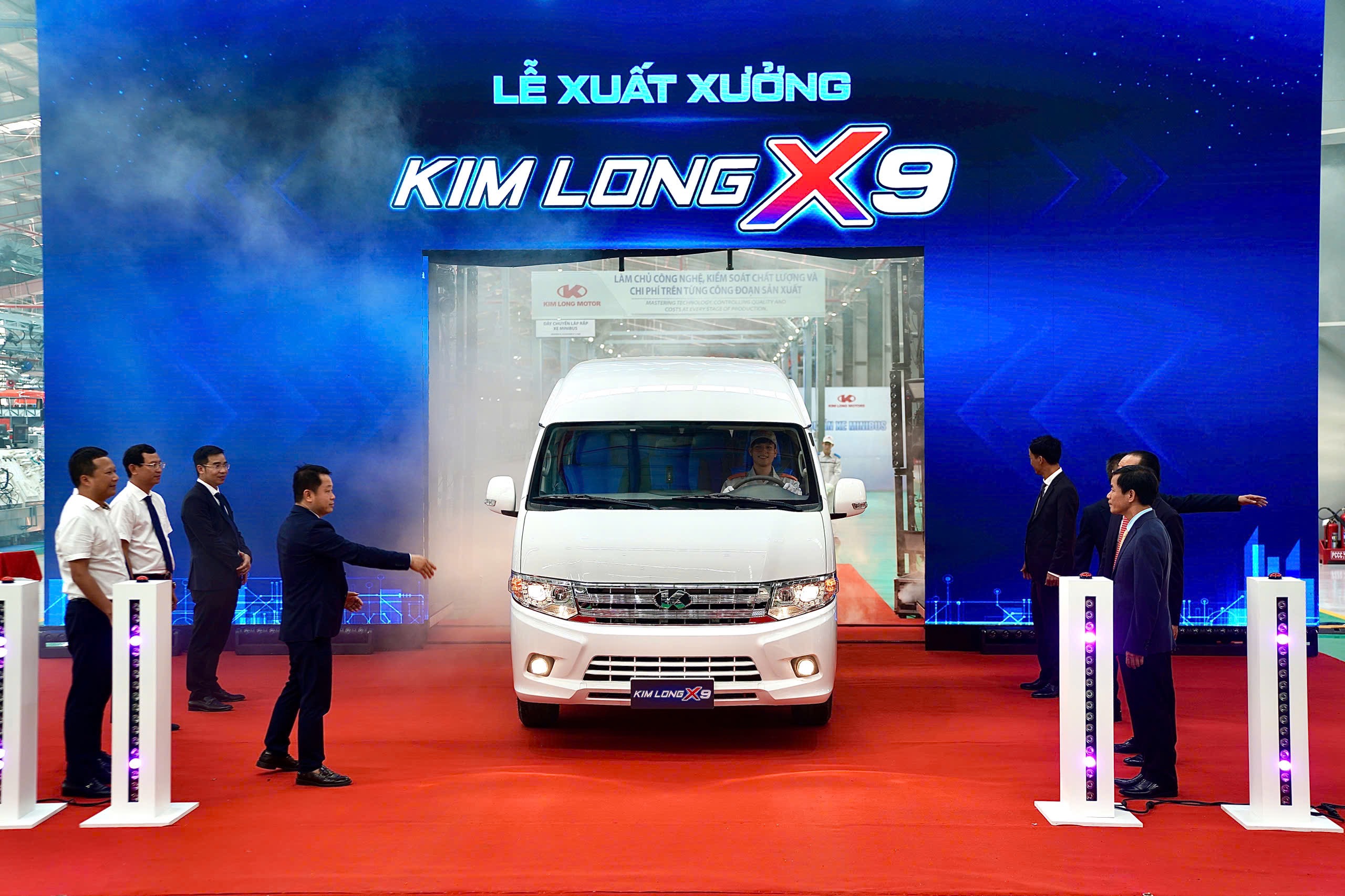 View -             Chính thức ra mắt xe minibus thương hiệu KimLong X9 với nhiều phiên bản lựa chọn    