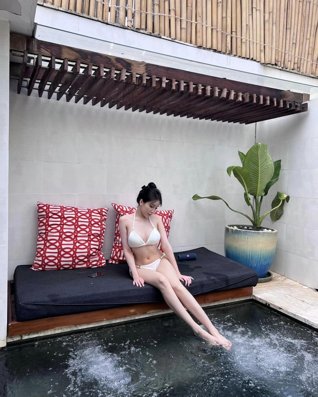 View -             Streamer 'phú bà' chiêu đãi fan loạt ảnh khoe body cực cháy    