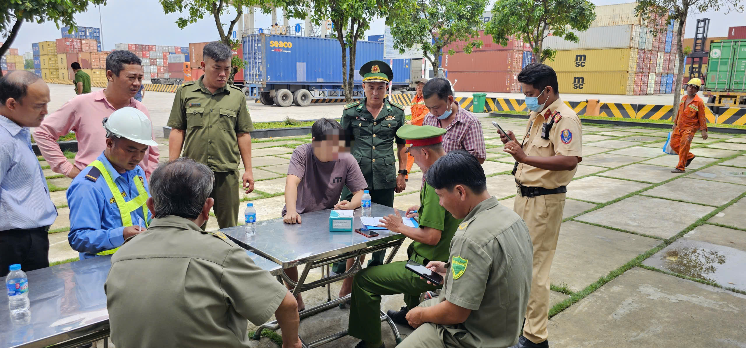 View -             Kiểm tra tài xế xe kéo tại cảng Sowatco Long Bình, phát hiện 1 người dương tính ma túy    