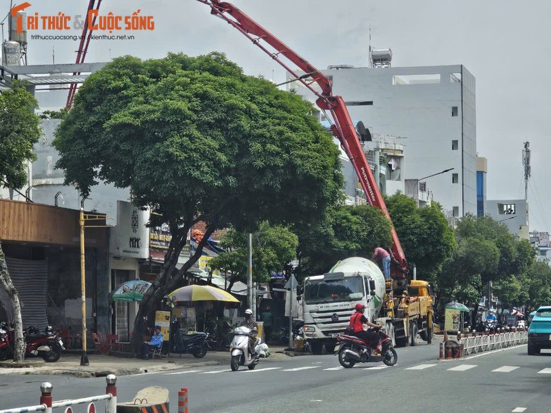 View -             TPHCM: Xe trộn bê tông ngang nhiên chiếm đường giờ cao điểm tại Gò Vấp    