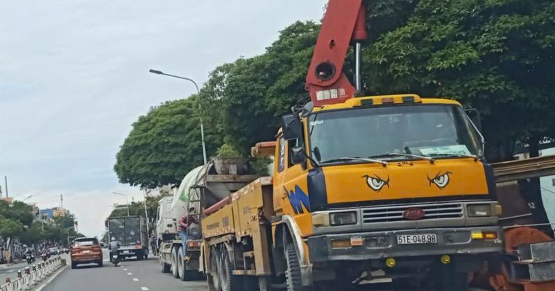 View -             TPHCM: Xe trộn bê tông ngang nhiên chiếm đường giờ cao điểm tại Gò Vấp    