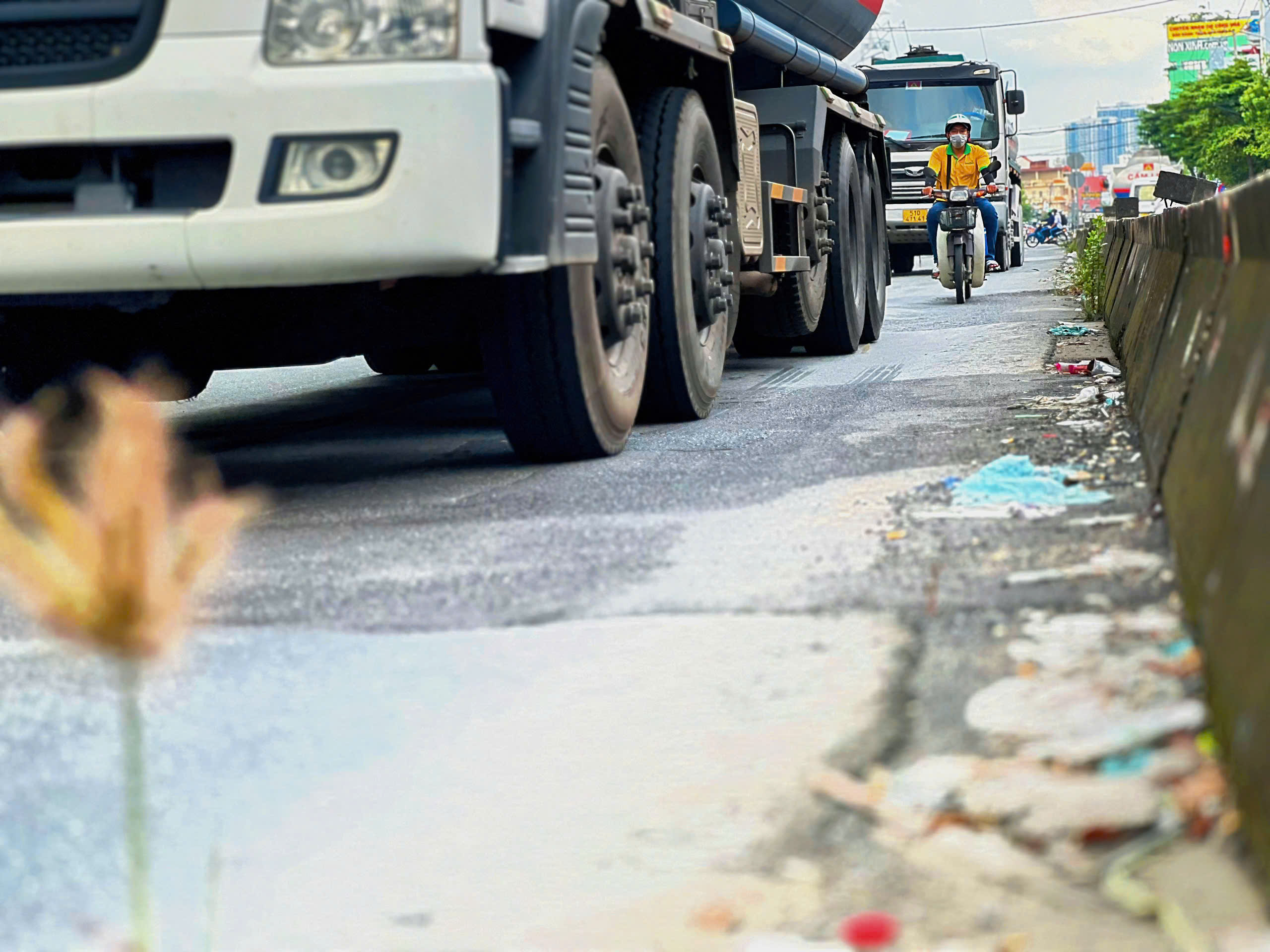 View -             Phóng sự ảnh: Vô số 'bẫy ngầm' giăng đầy trên đường Huỳnh Tấn Phát    