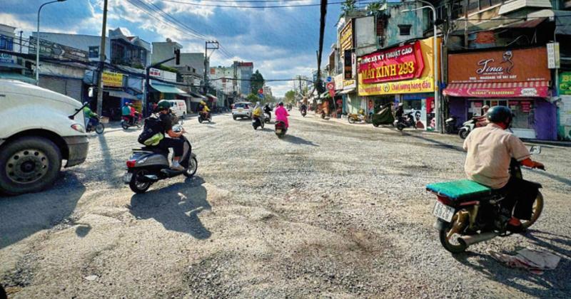             Phóng sự ảnh: Vô số 'bẫy ngầm' giăng đầy trên đường Huỳnh Tấn Phát    