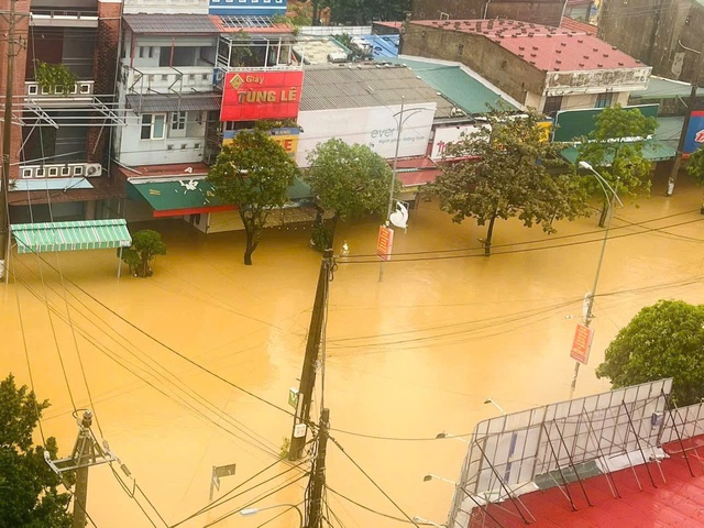 View -             Lũ lớn sau bão số 6 ở Quảng Bình: 'Nước lũ lên quá nhanh, không kịp trở tay...'    