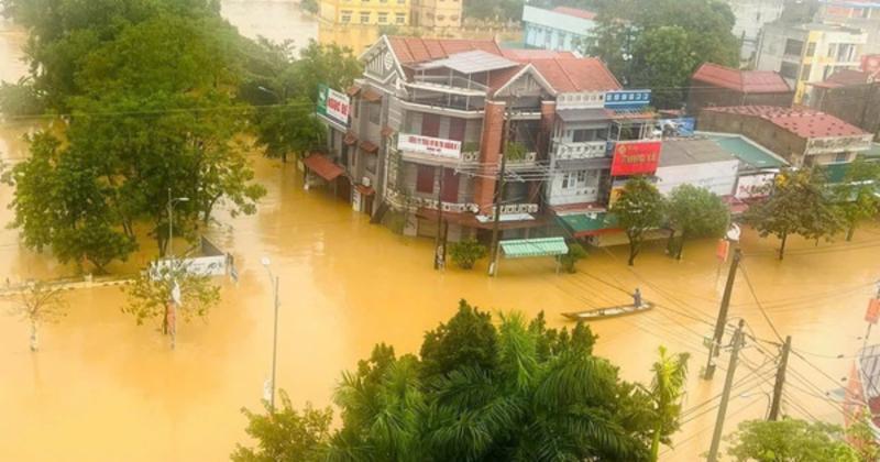             Lũ lớn sau bão số 6 ở Quảng Bình: 'Nước lũ lên quá nhanh, không kịp trở tay...'    