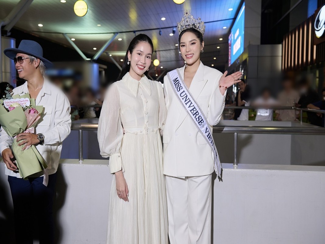 View -             Kỳ Duyên được fan vây kín ở sân bay khi đi thi Miss Universe    