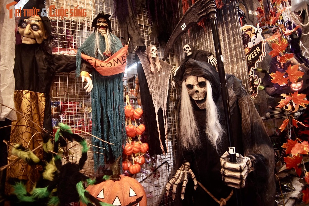 View -             Giật mình khi đi qua phố Hàng Mã dịp Halloween    