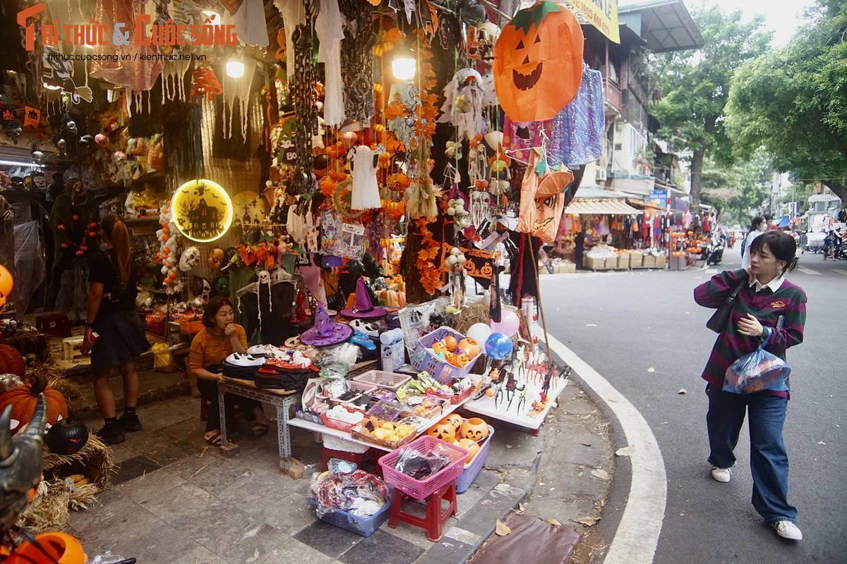 View -             Giật mình khi đi qua phố Hàng Mã dịp Halloween    