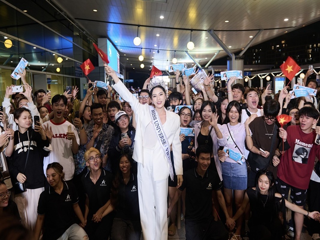 View -             Kỳ Duyên được fan vây kín ở sân bay khi đi thi Miss Universe    