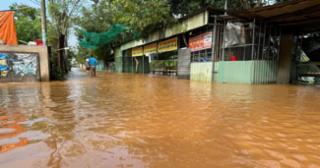 
Bơi xuồng trong sân trường ở TP Biên Hòa, hàng ngàn học sinh phải nghỉ học 