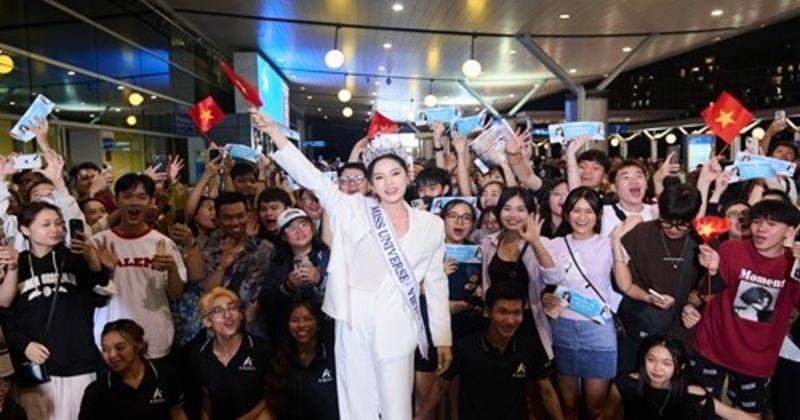             Kỳ Duyên được fan vây kín ở sân bay khi đi thi Miss Universe    