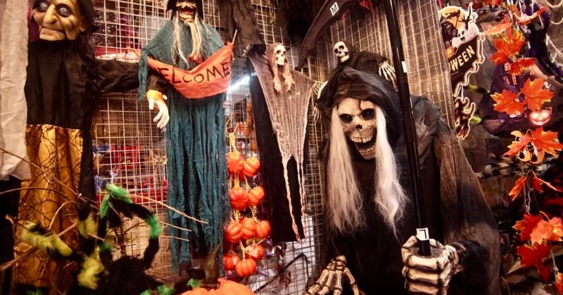 View -             Giật mình khi đi qua phố Hàng Mã dịp Halloween    