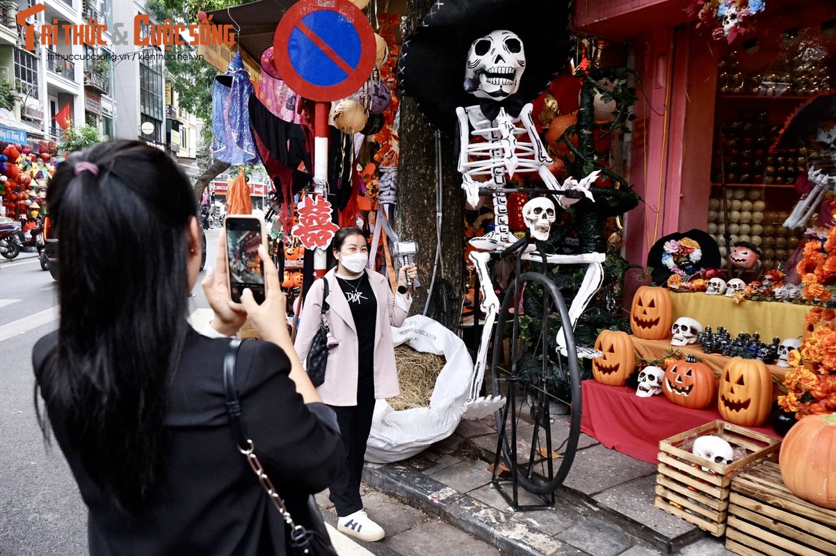 View -             Giật mình khi đi qua phố Hàng Mã dịp Halloween    